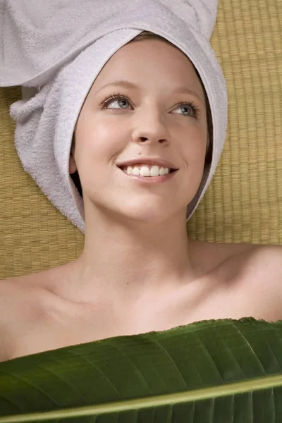 Młoda Kobieta Relaksująca Się Spa Owinięta Ręcznikiem Wokół Głowy — Zdjęcie stockowe