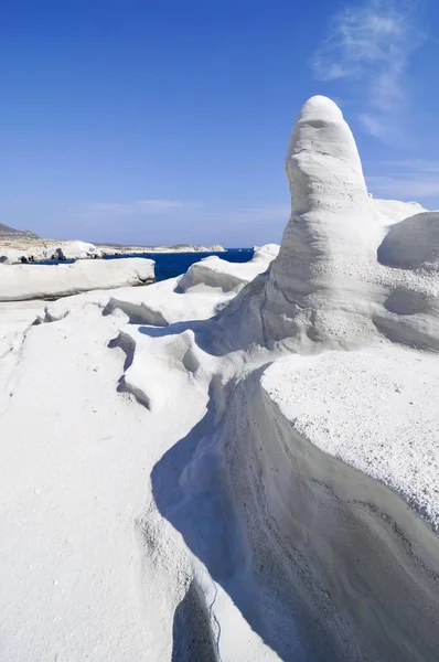 白色岩石形式在 Sarakiniko 基克拉迪 — 图库照片