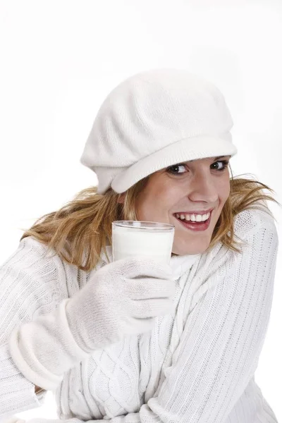 Jovem Mulher Uma Camisola Gola Alta Branca Com Vidro Leite — Fotografia de Stock
