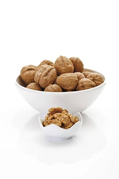 Vlašské ořechy v porcelánové mísy — Stock fotografie