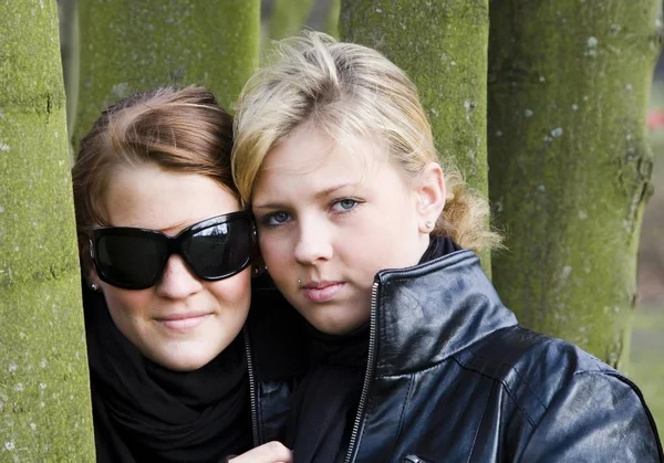 Dwóch Nastolatków Wieku Lat Otoczonych Pniami Parku Berlin Niemcy Europa — Zdjęcie stockowe