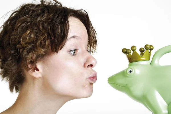 Ung Kvinna Kysser Frog Prince — Stockfoto