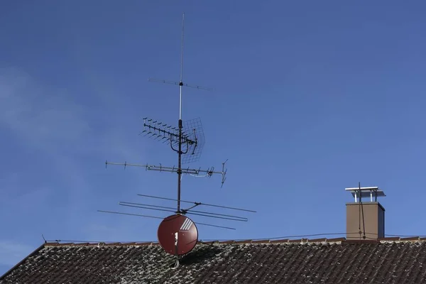 Antena Parabólica Telhado — Fotografia de Stock