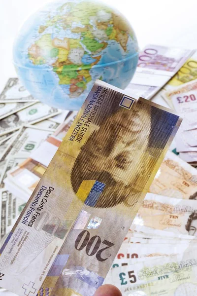 Schweizer Franken Banknote Vor Einer Weltkugel Und Anderen Banknoten — Stockfoto