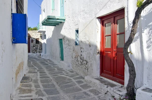 Beco Estreito Com Uma Porta Madeira Vermelha Pedras Pavimentação Naxos — Fotografia de Stock