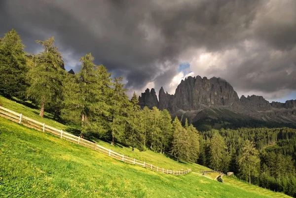 Nubes Trueno Que Forman Sobre Cima Del Monte Rosengarten —  Fotos de Stock