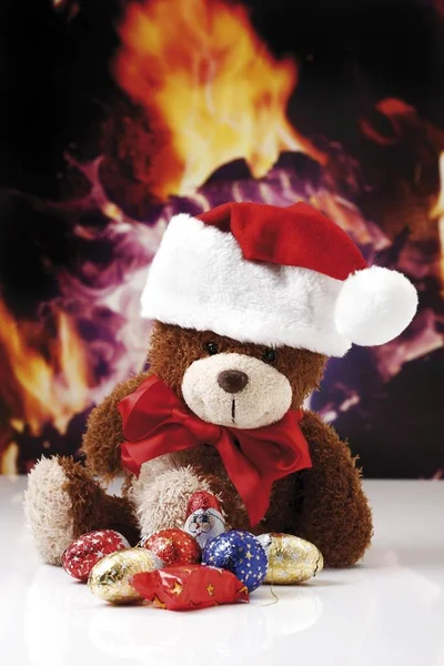 Teddybär mit Weihnachtsmütze — Stockfoto