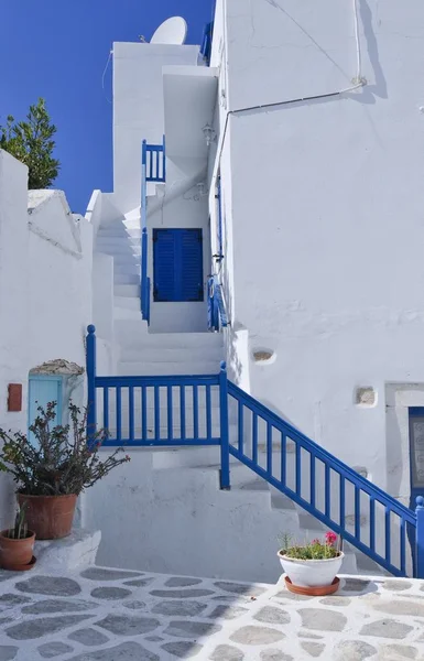 Haus Mit Einer Treppe Mit Blauem Holzgeländer Naoussa Paros Kykladen — Stockfoto