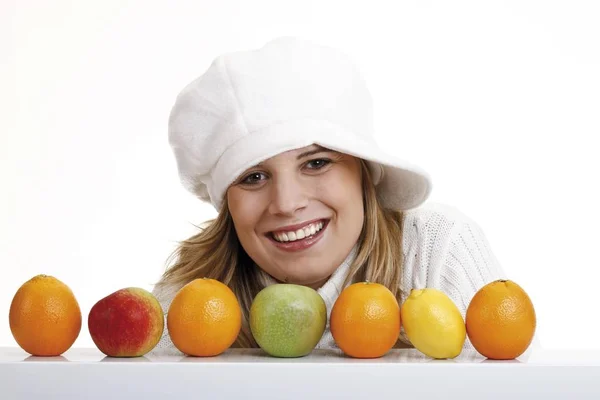 Mujer Joven Jersey Cuello Alto Con Frutas Frescas Maduras —  Fotos de Stock