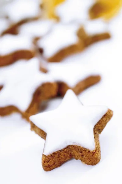 Galletitas estrella de canela respaldadas — Foto de Stock