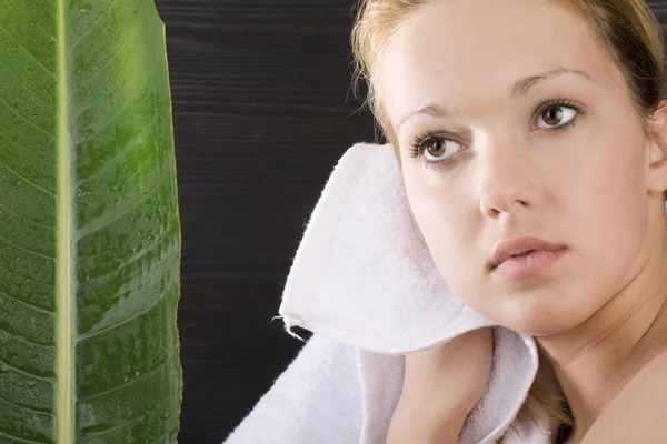 Młoda Kobieta Suszy Mokre Włosy Ręcznikiem — Zdjęcie stockowe