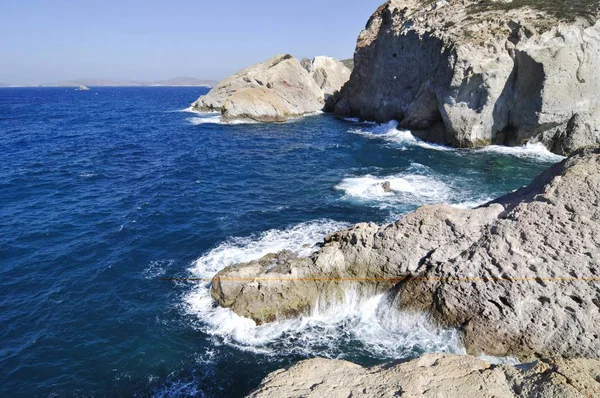 Felsige Küste Wellen Und Gischt Auf Der Insel Milos Kykladen — Stockfoto