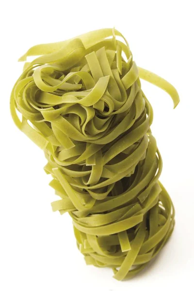 Groene Pasta Tagliatelle Verde Geïsoleerd Wit — Stockfoto