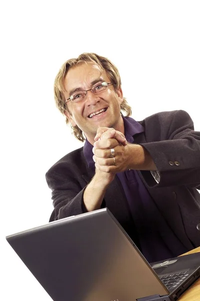 Dizüstü Bilgisayarın Önünde Oturan Adam Mutlu — Stok fotoğraf
