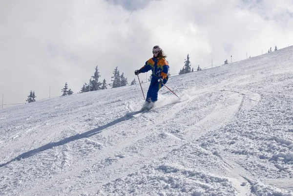 ヘルメット付きの斜面のスキー — ストック写真