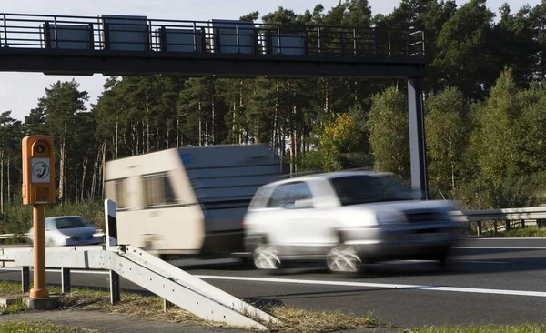Auto Mit Wohnmobil Auf Deutscher Autobahn — Stockfoto