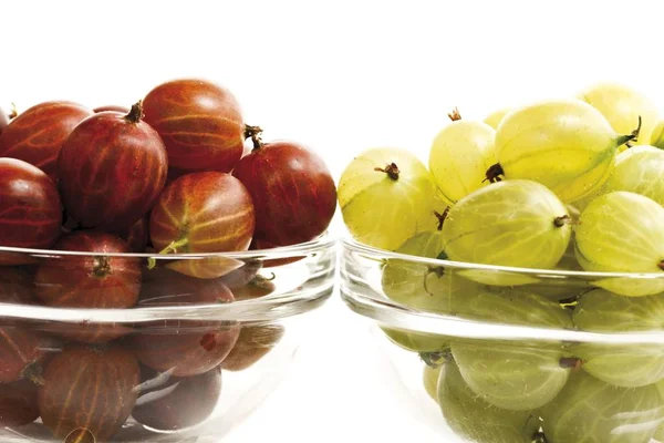 Rote Und Grüne Stachelbeeren Glasschalen — Stockfoto