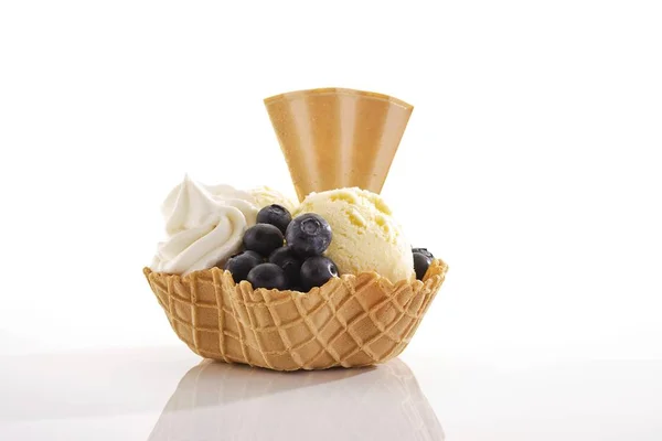 Gelato Alla Vaniglia Mirtilli Panna Montata Wafer Ventaglio Ciotola — Foto Stock