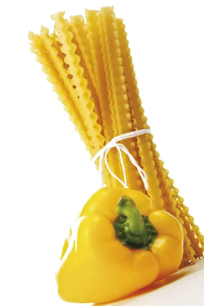 Afhankelijke Stelletje Mafaldine Pasta Een Gele Paprika — Stockfoto