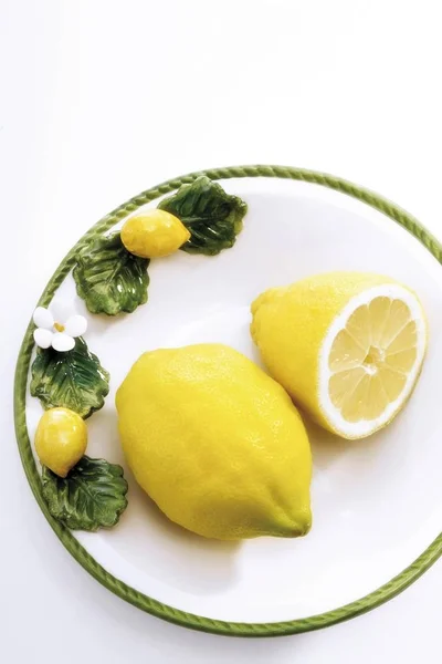 Yellow Organic Lemons Plate — Stock Photo, Image