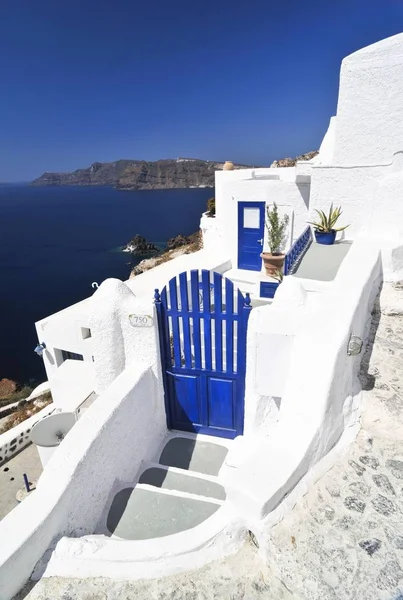 Entrada Para Pátio Interior Uma Casa Com Uma Porta Azul — Fotografia de Stock