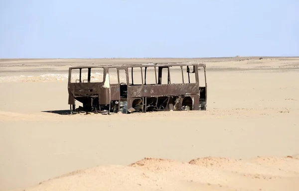 Ônibus Carro Naufragado Deserto — Fotografia de Stock