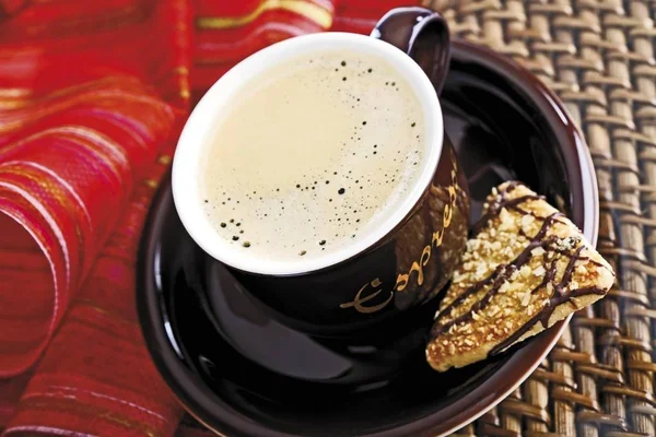 Espresso Mit Keks Brauner Tasse Keks Auf Teller — Stockfoto