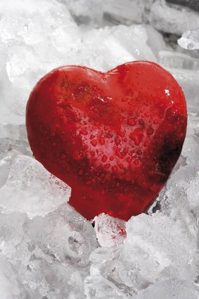 Vermelho Congelado Coração Gelo — Fotografia de Stock