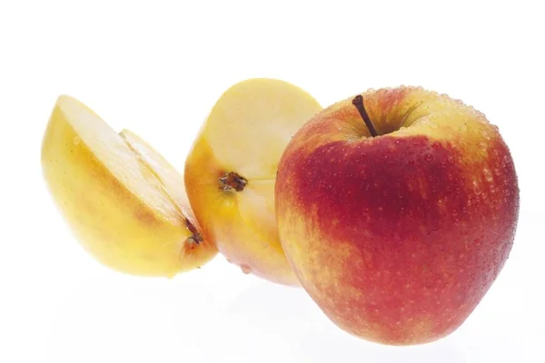 Apple Gecoat Waterdruppels — Stockfoto