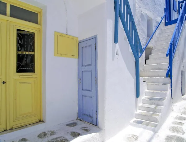 Gelbe Und Blaue Holztüren Mit Treppen Und Treppengeländern Mykonos Kykladen — Stockfoto