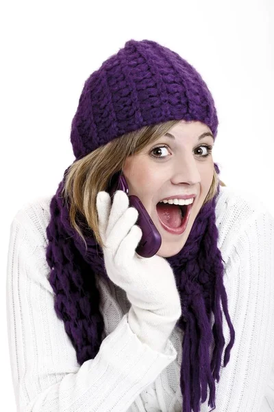 Молодая Женщина Фиолетовой Шерстяной Кепке Шарфе Разговаривает Мобильному Телефону — стоковое фото