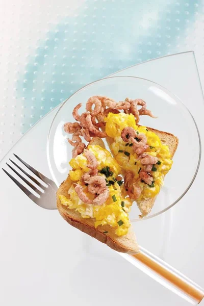 Toast Habart Tojást Északi Tengeri Garnélarák Metélőhagyma — Stock Fotó