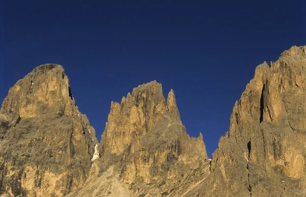 Hermosas montañas con puesta de sol — Foto de Stock