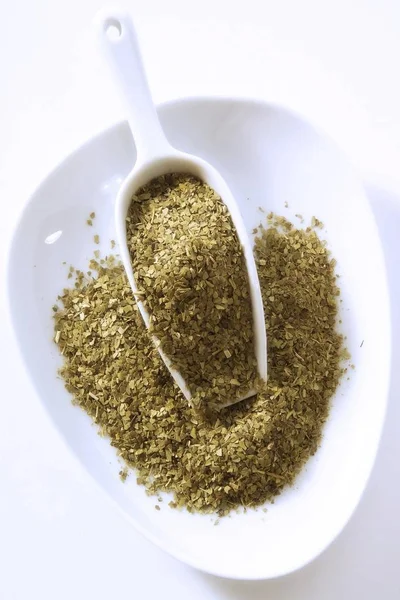 Trockene Grüne Mate Teeblätter Weißem Teller Mit Löffel — Stockfoto