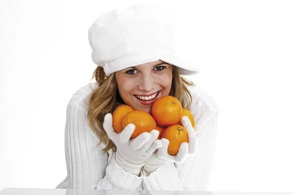 Ung Kvinna Vit Polokrage Tröja Med Apelsiner Isolerad Vit — Stockfoto