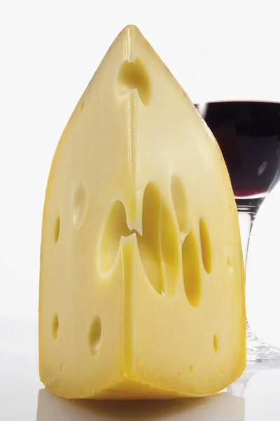 チーズと赤ワインのグラスのくさび — ストック写真