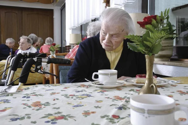 Κάτοικοι Που Πίνουν Καφέ Τσάι Ώρα Νοσηλείας — Φωτογραφία Αρχείου