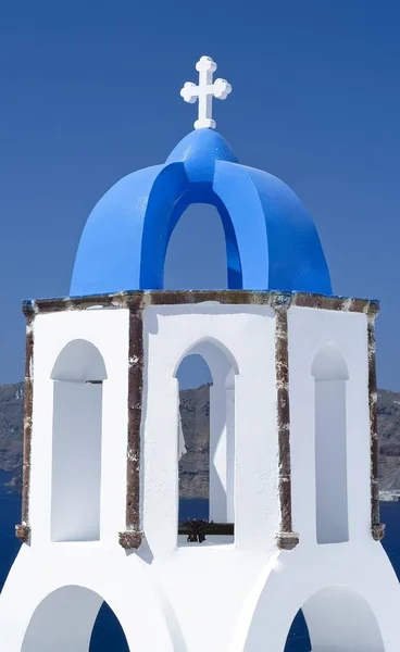 Cupola Blu Campanile Una Chiesa Oia Santorin Santorini Cicladi Grecia — Foto Stock