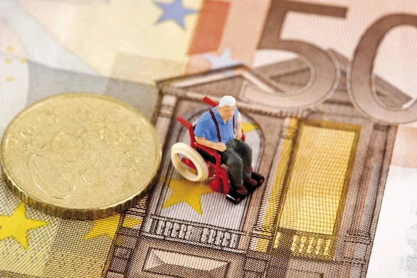 Figurine Homme Fauteuil Roulant Sur Billet Euros — Photo