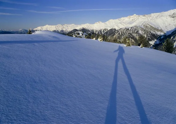 Schatten Der Person Die Verschneiten Berg Wandert — Stockfoto