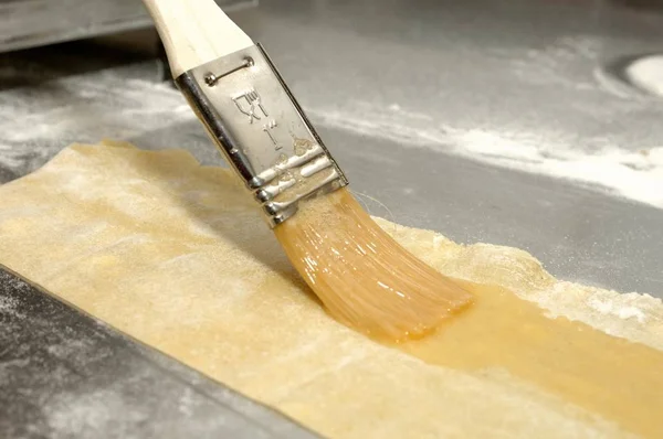 Vorbereitung Für Die Herstellung Von Tortellini Bürsten Mit Wasser Auf — Stockfoto