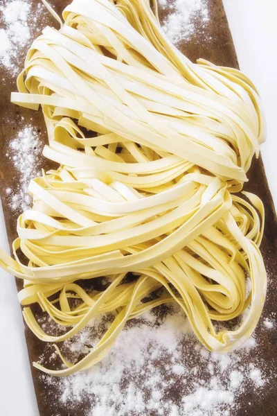 Macarrão Tagliatelle Bloco Madeira Farináceo — Fotografia de Stock