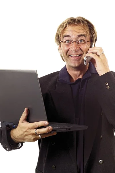 Чоловік Розмовляє Мобільному Телефоні Тримає Ноутбук — стокове фото
