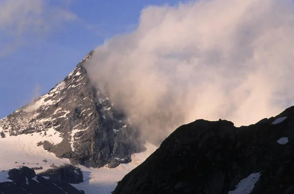 Flarden Van Wolk Boven Een Berg Het Avondlicht Zillertaler Alpen — Stockfoto