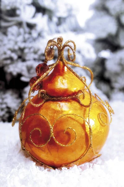 Χρυσή διακοσμητική παιχνίδι για χριστουγεννιάτικο δέντρο — Φωτογραφία Αρχείου
