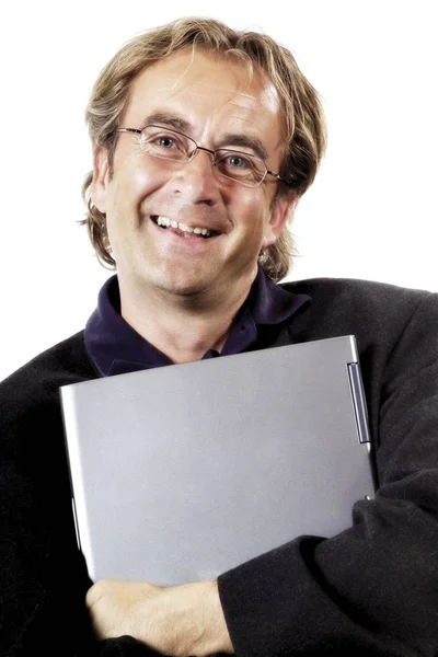 Kolunun Altında Dizüstü Bilgisayar Tutan Gözlüklü Gülümseyen Bir Adam — Stok fotoğraf