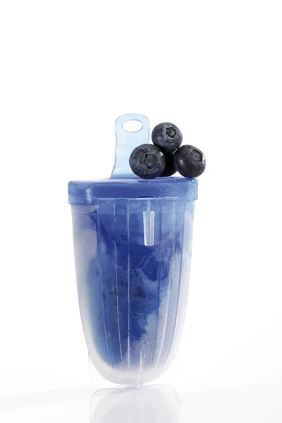 自制冰棒 冰棒或冰弹出新蓝莓模具 — 图库照片