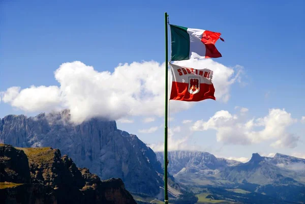 Italienska Och Tyrolska Flagga Puezhuette Nationalparken Puez Geisler Slva Selva — Stockfoto
