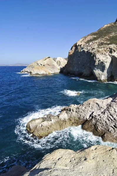 Costa Rocciosa Con Mare Blu Fronte Firopotamos Milos Cicladi Grecia — Foto Stock