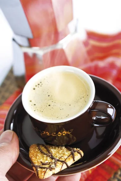 Person Trägt Teller Mit Espresso Kaffee Und Keks — Stockfoto